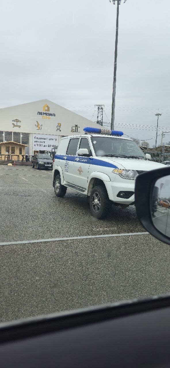 На парковке стоит полицейская машина
