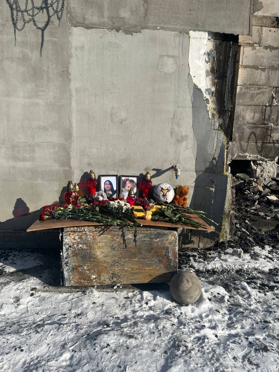 На месте пожарища люди организовали стихийный мемориал