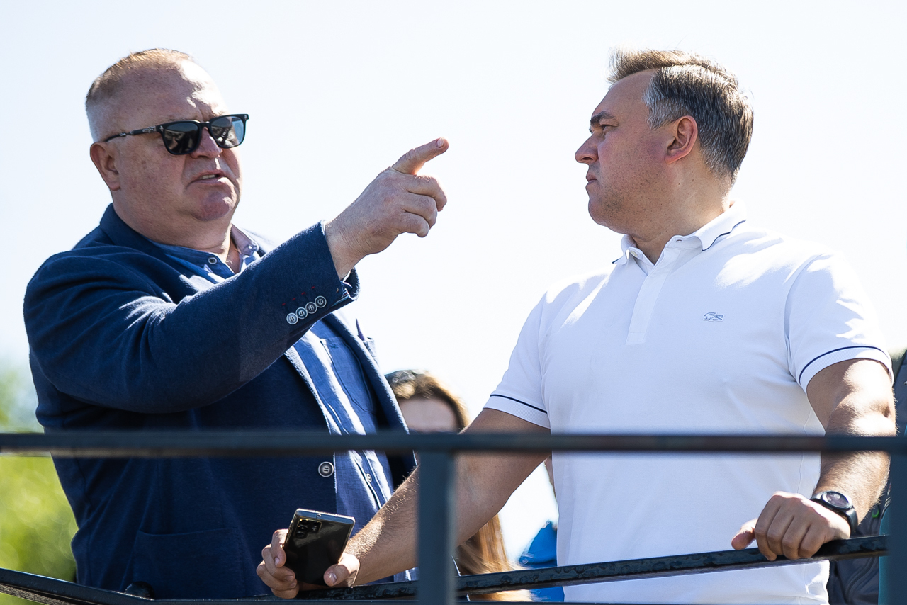 Сергей Мельников (слева) и министр по культуре и туризму  Андрей Ермак 