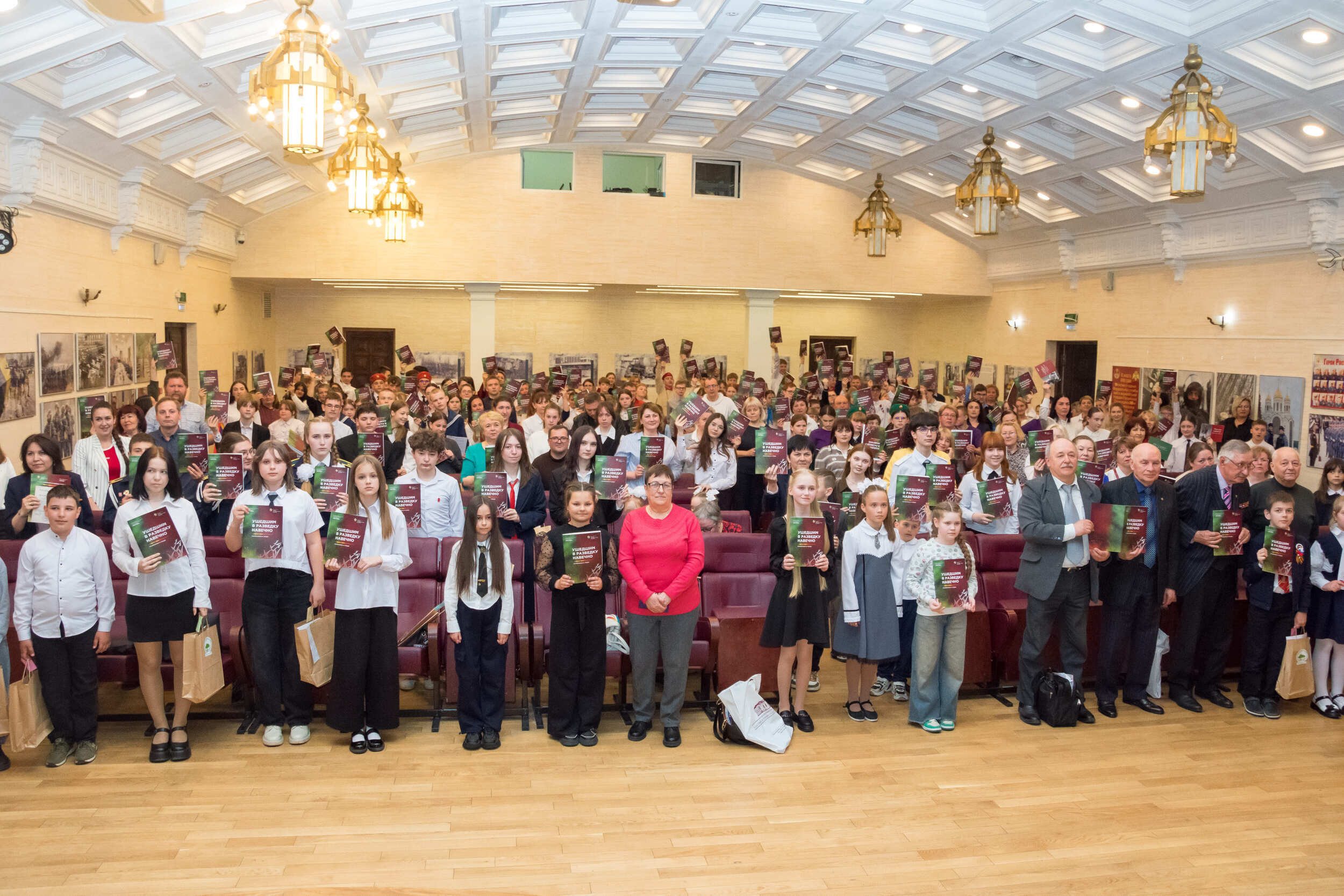 Брошюру «Ушедшим в разведку навечно. Памятники и люди» получили все участники Дня проекта