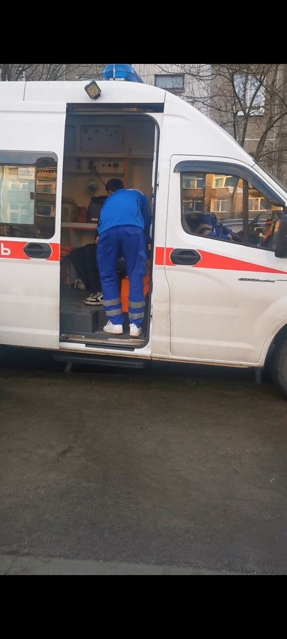 Мальчика на скорой увозят из школы в больницу