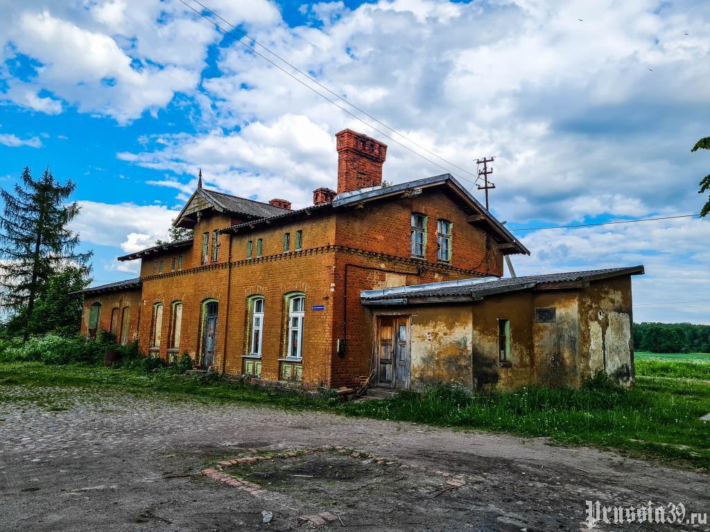 Здание вокзала в Озерках