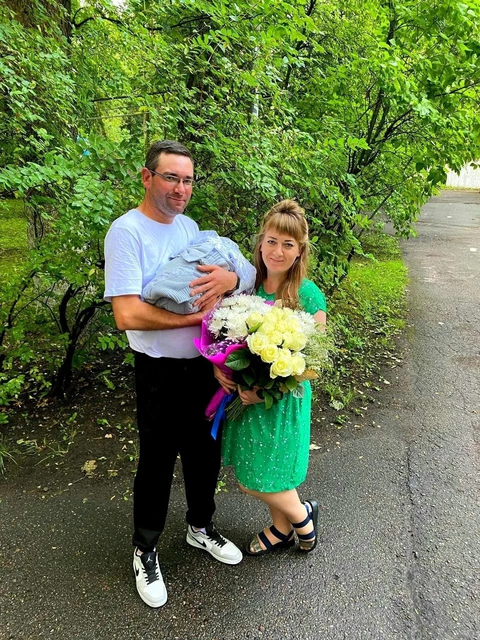Счастливые родители после выписки из роддома