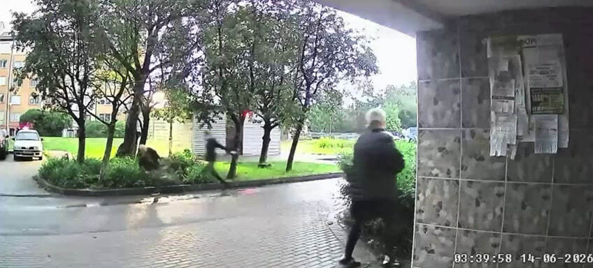 Парень гонится за пострадавшим, размахивая ножом