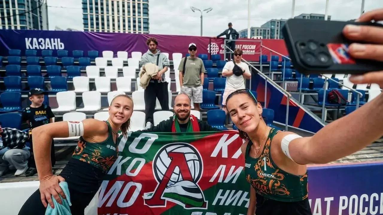На фото: Екатерина Храмцова и Анна Савельева с калининградскими болельщиками