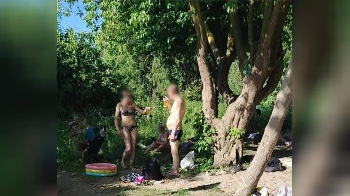 Взрослые выпивают рядом с маленькими детьми