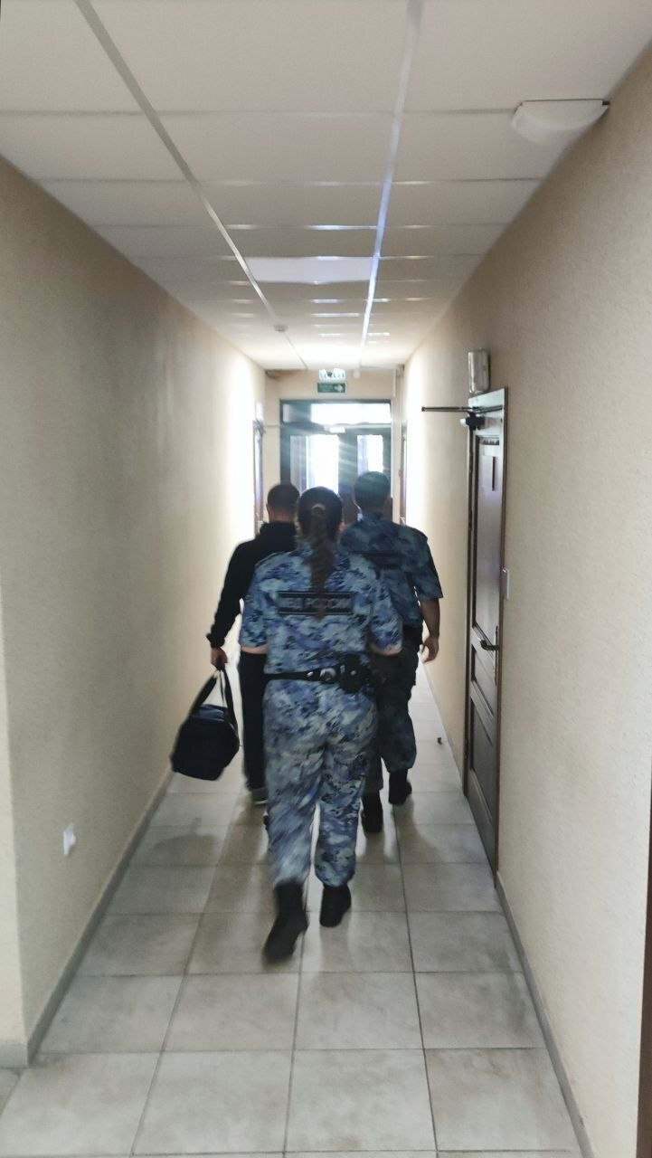 После приговора осуждённого увели в наручниках под конвоем 