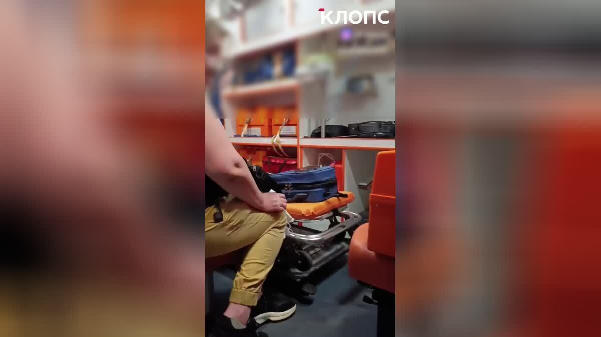Женщине оказывают помощь в машине скорой