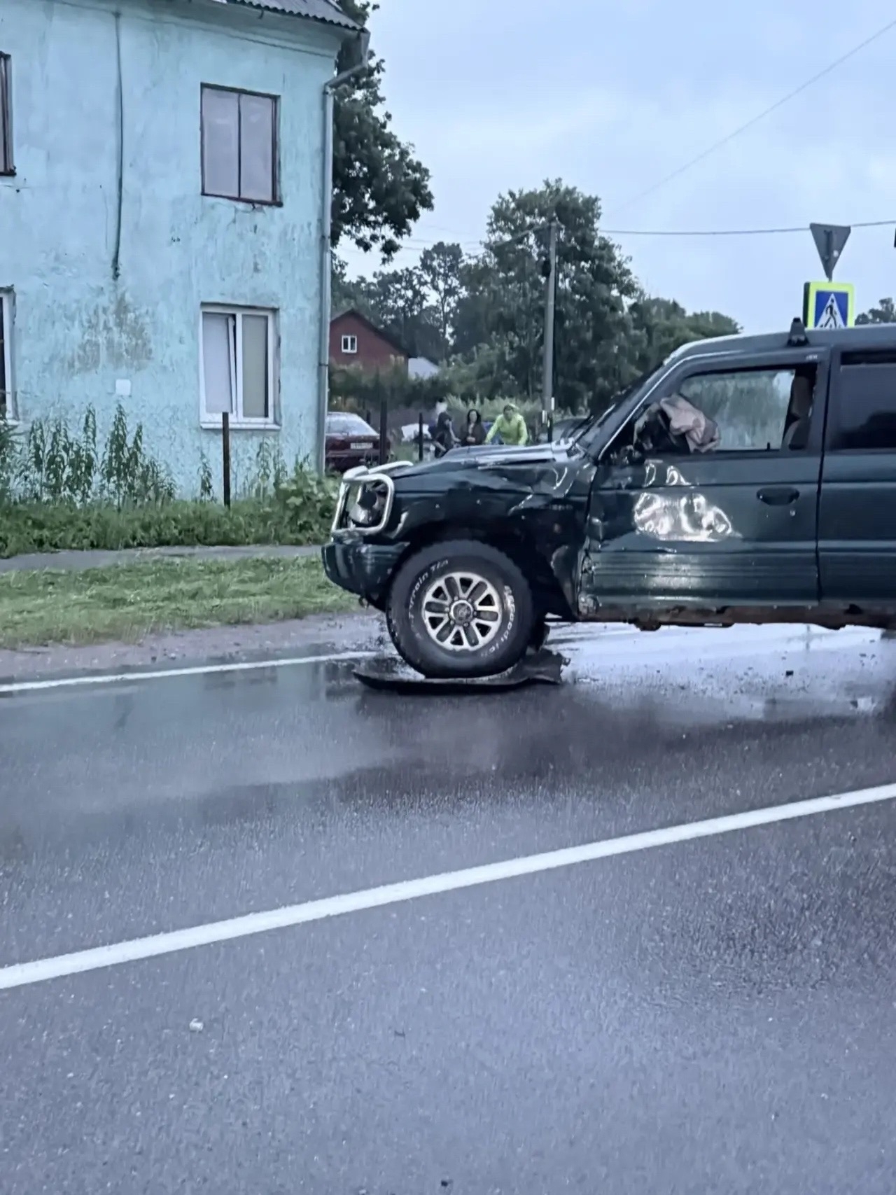 По словам свидетелей, водитель внедорожника даже не подошёл к пострадавшим из скорой