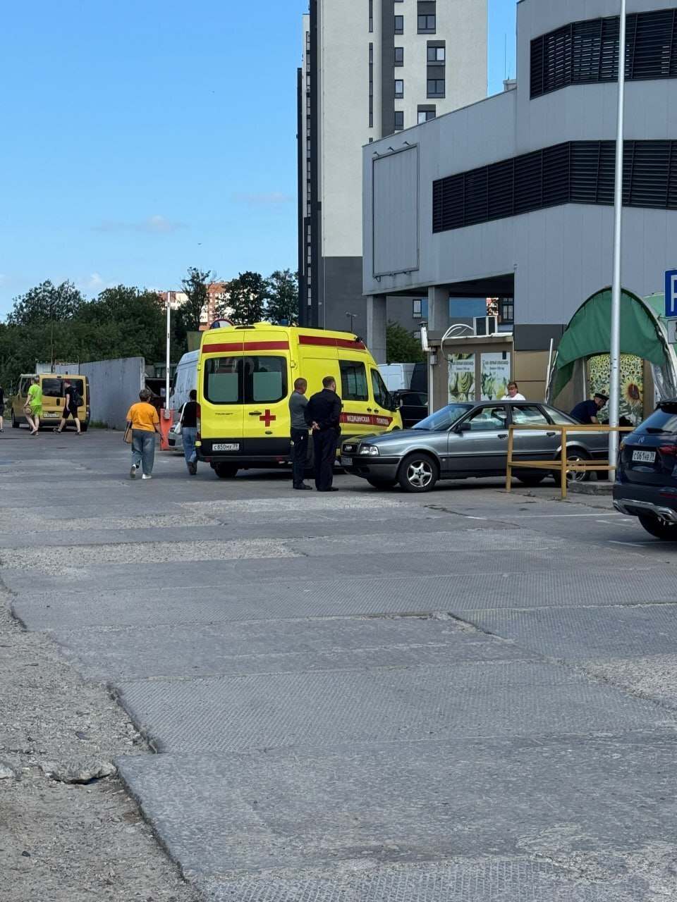 На месте полиция и скорая помощь