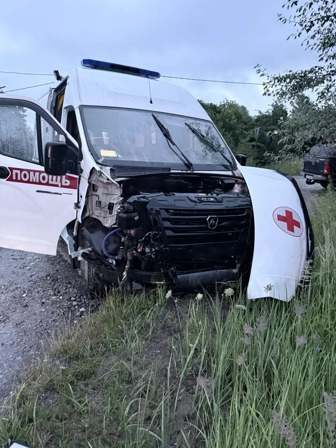 Разбитая машина скорой помощи сейчас находится на стоянке ГАИ