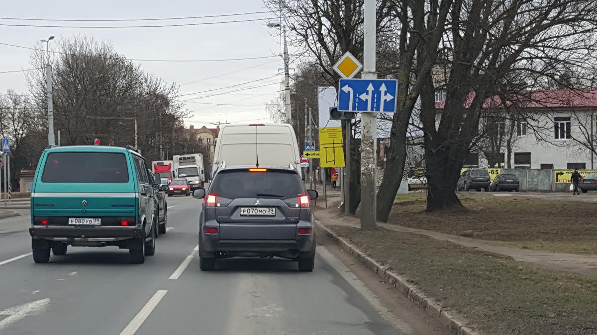 Сам себе гаишник: на выезде из Калининграда знаки закрывают светофоры, а в  центре люки провоцируют ДТП - Новости Калининграда