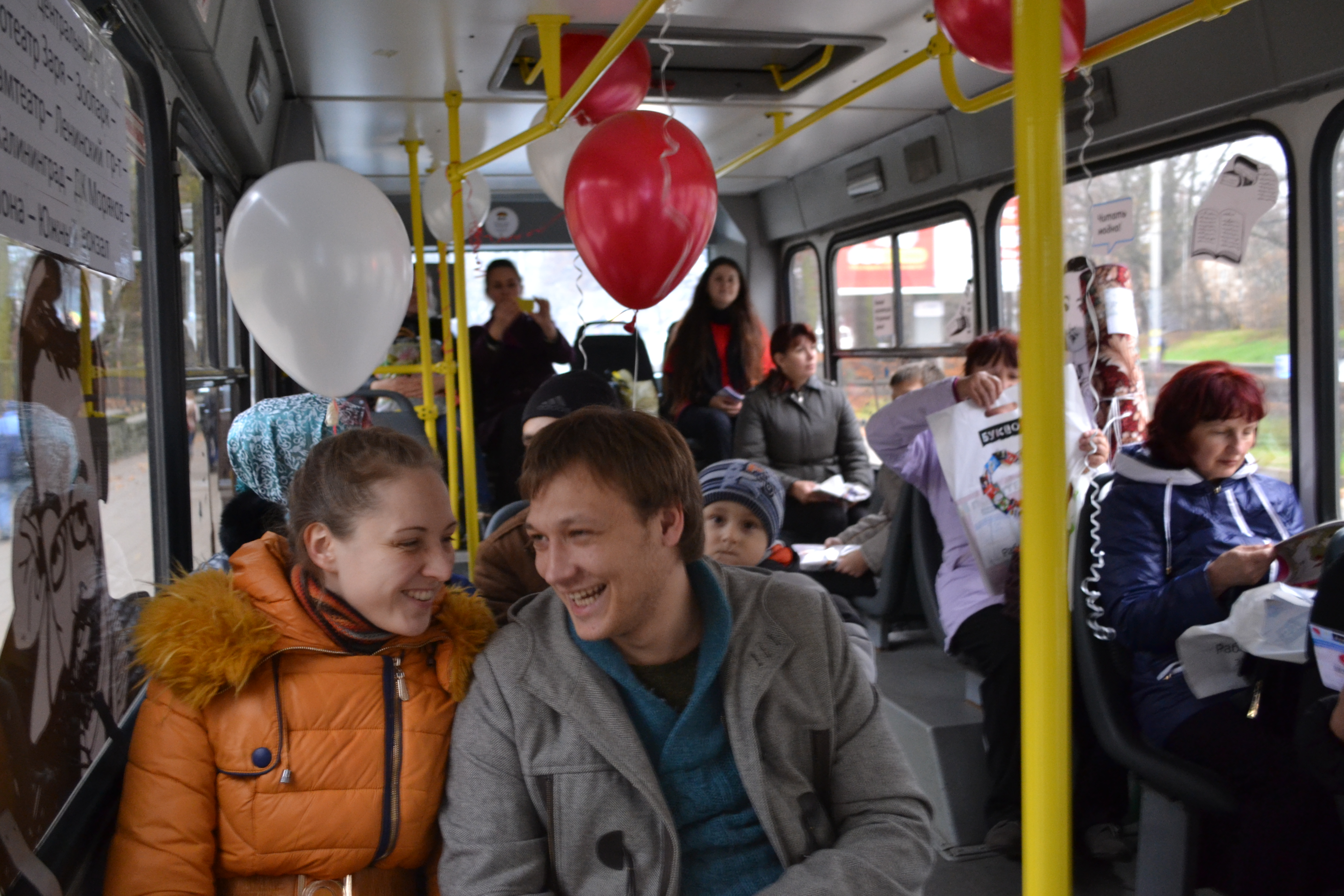 Троллейбус учиться. Люди в автобусе. Люди в трамвае. Пассажиры в трамвае. Пассажиры в автобусе.