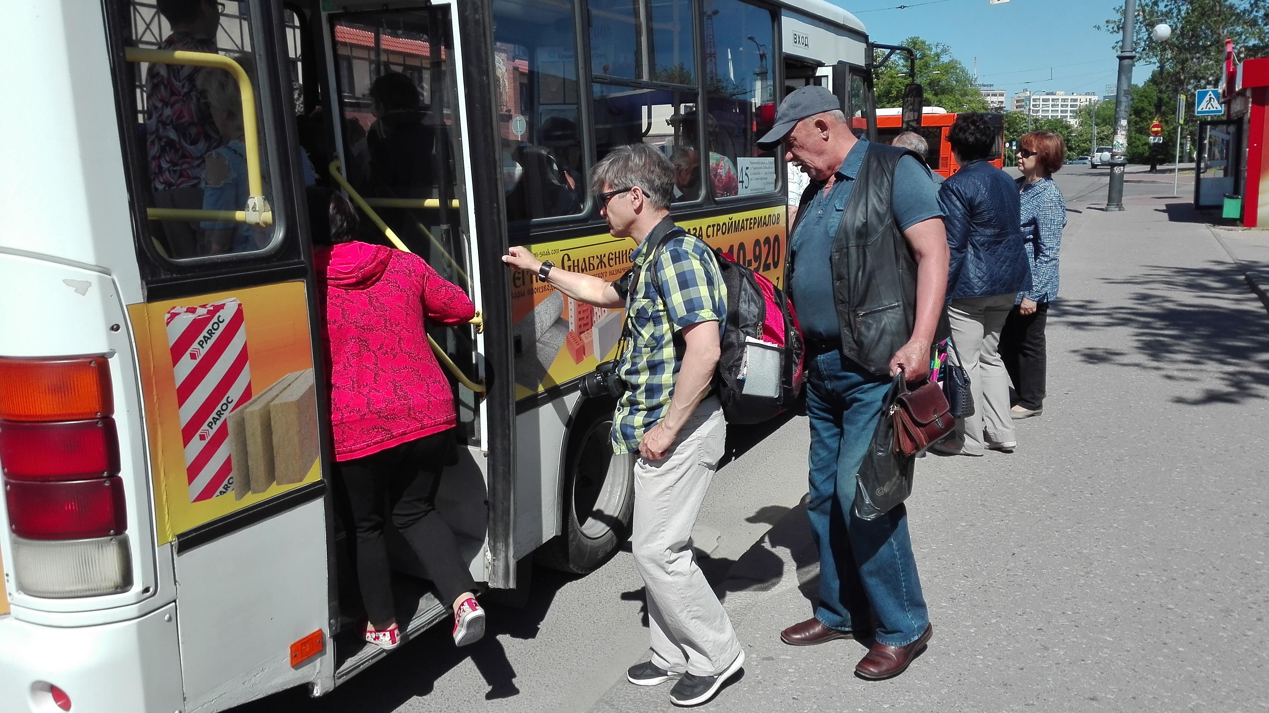 Посадка высадка пассажиров автобуса. Люди садятся в автобус. Пассажиры на остановке. Люди в автобусе. Пассажиры в автобусе.