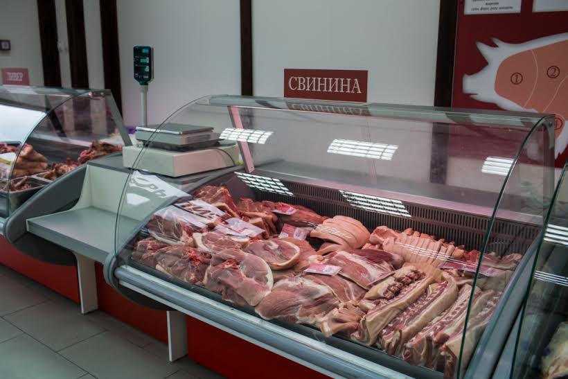 Выкладка мяса на витрине в магазине фото свинина
