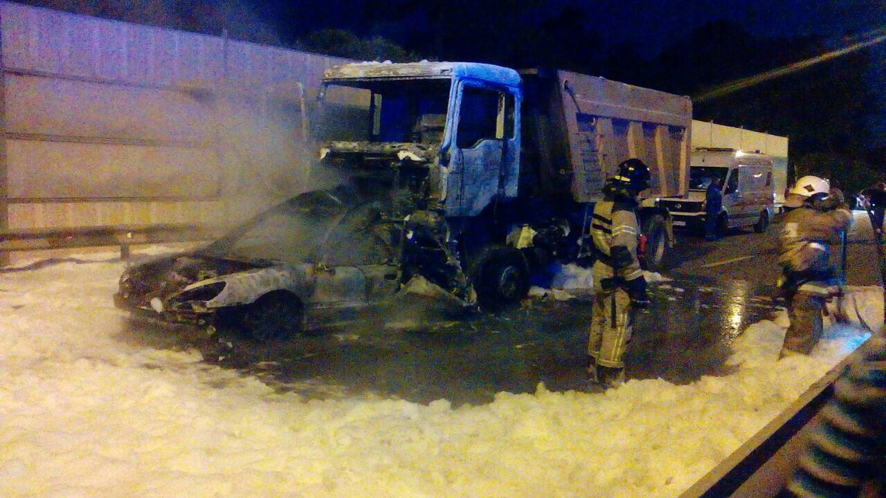 Очевидцы: Под Гурьевском столкнулись самосвал и легковушка (фото, видео ...